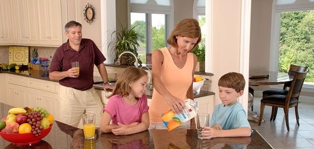 family-drinking-orange-juice-619144_640.jpg