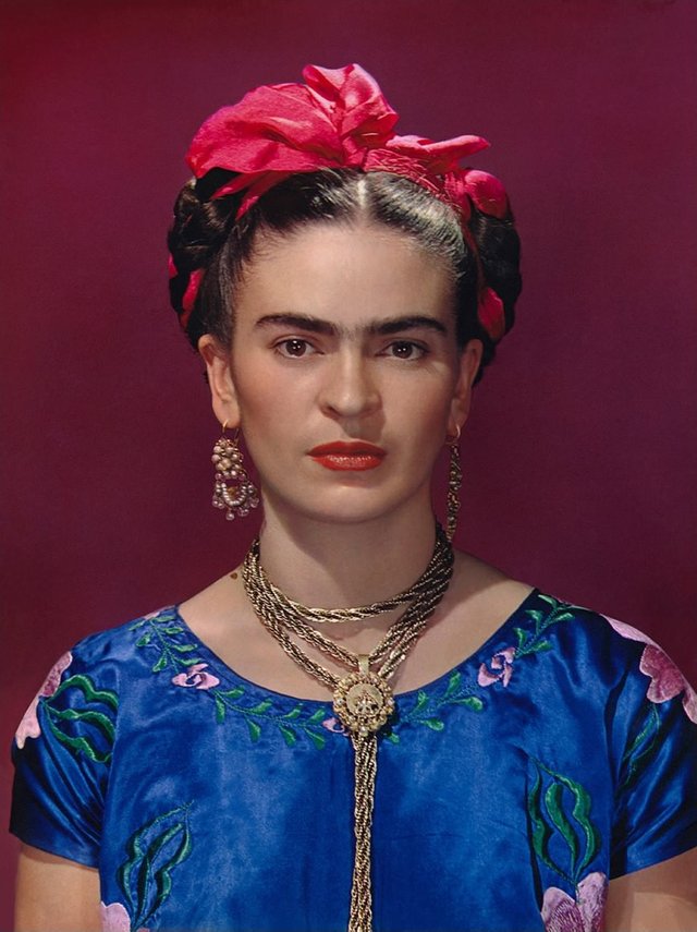 Nikolas_Muray_Frida_Kahlo_em_Vestido_Azul_Carbro_print_1939_Ed_2_de30_Courtesy_the_Gelman_Collection_©Nickolas_Muray_Foto_Arquivos.jpg