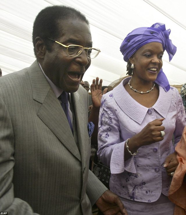 00A7E3A41000044C-5088053-Zimbabwe_s_first_lady_Grace_Mugabe_has_been_a_divisive_figure_si-a-9_1510854764275.jpg