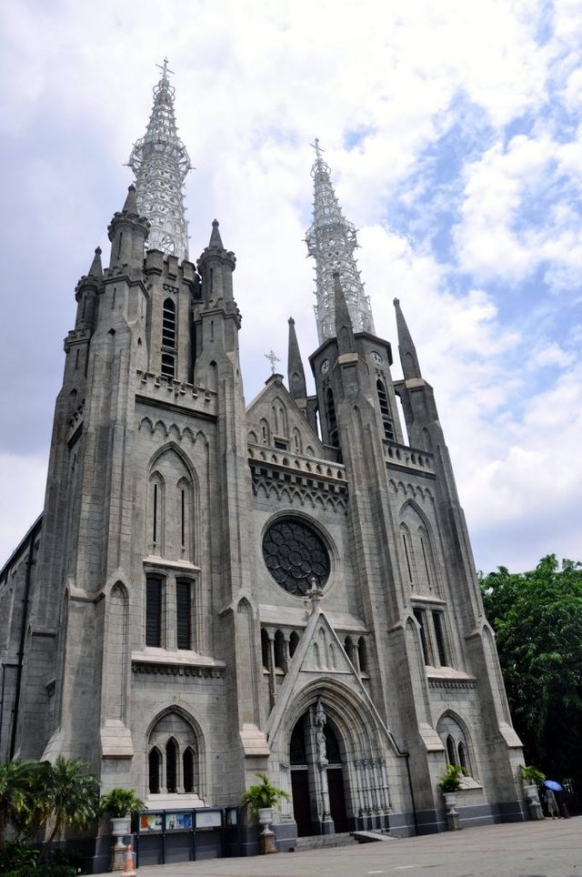 katedral-jakarta-tempat-di-indonesia-mirip-luar-negeri-680x1024.jpg