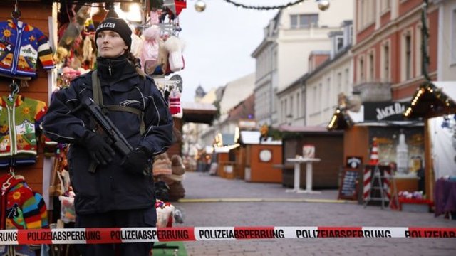 Potsdam Christmas market evacuated as device found (1).jpg