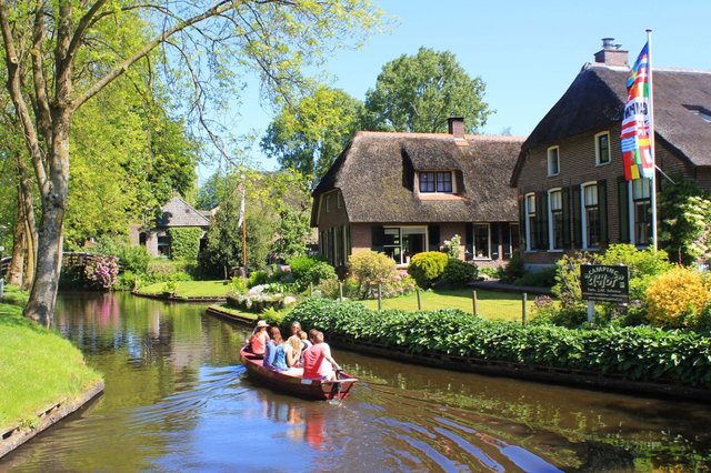 Boat-hire-Giethoorn.jpg