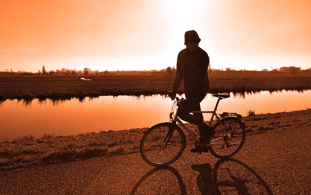 cyclist-3160787_960_720.jpg
