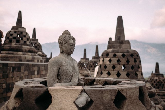 Borobudur_buddha.jpg