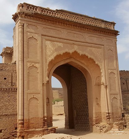 derawar-fort-main-entrance.jpg