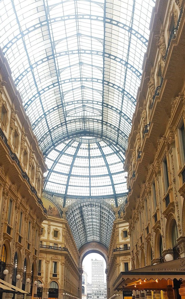 12-in-Milan_Galleria-Vittorio-Emanuele-II-inside.jpg
