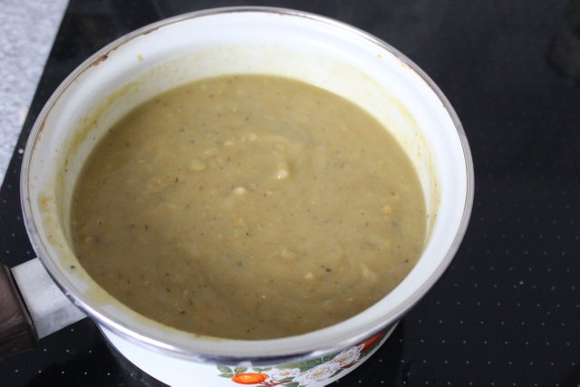 Erbsensuppe im Topf