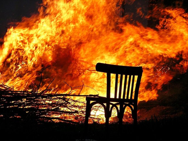 huge-fire-sticks-chair-sillhouette-freedomain.jpg