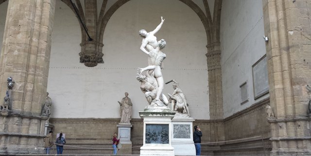 20161122_144037 Florence Florenz, Piazza della Signoria, Loggia dei Lanzi, figura serpentinata, robbery of the sabines, raub der sabinerinnen.jpg