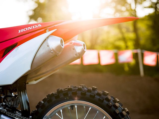 18_CRF250R_LIFESTYLE_02.jpg