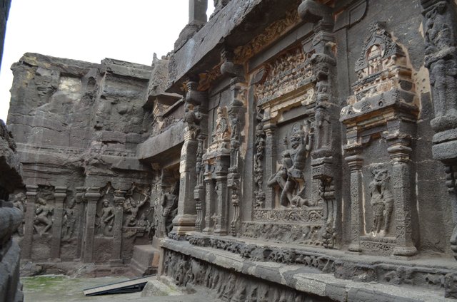 Ellora_Caves_-_Cave_16_-_Inside_4.JPG