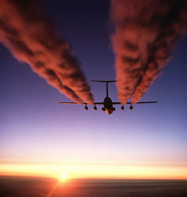 1024px-C-141_Starlifter_contrail_crop1.png