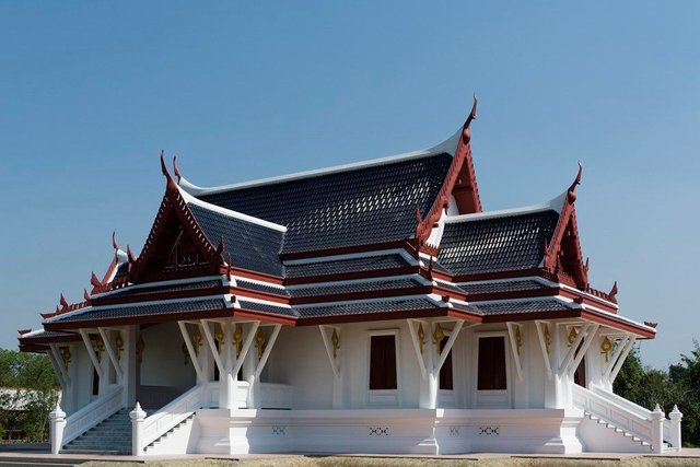 8web-thai-buddhist-monastery-in-lumbini-nepal.jpg