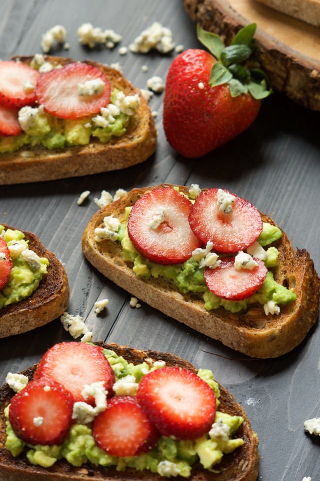 Blue-Cheese-Strawberry-Avocado-Toast_-4.jpg