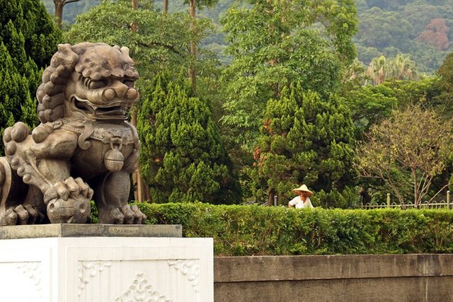 Lion-at-museum-entrance-900x600.jpg