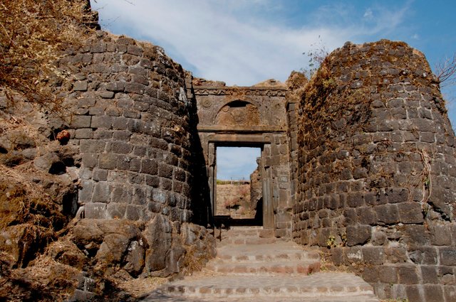 Pune_Darwaza_-_Sinhagad_Fort_(2).jpg