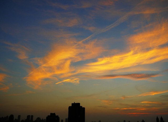 61115426091 - manhattan sunset easy on the clouds.jpg