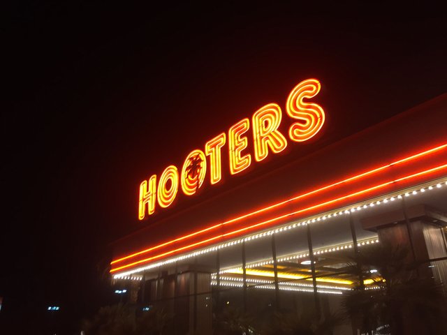 travel_usa_teammalaysia_hooters.JPG