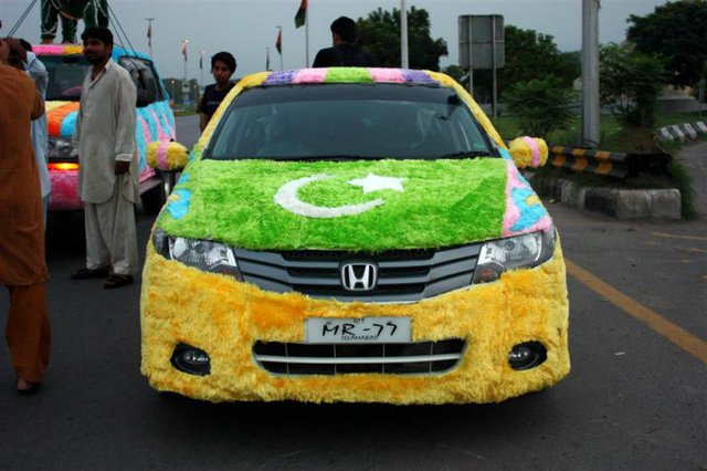 Colorful-Decorated-Car-on-Pakistan-Independence-Day.jpg