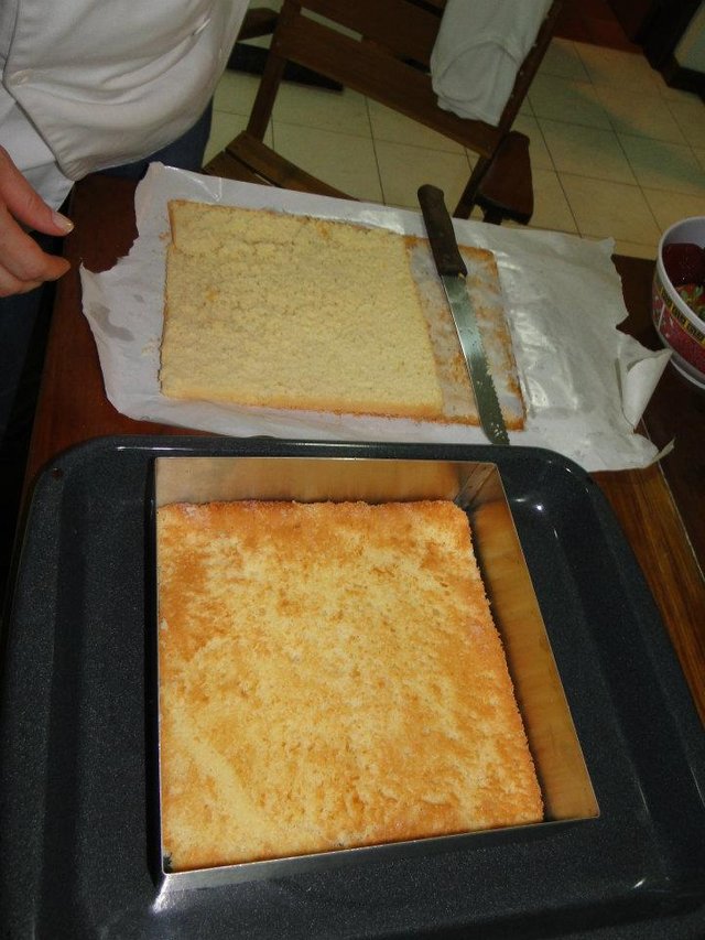 picar genoise a lo diagonal con un cuchillo largo.jpg