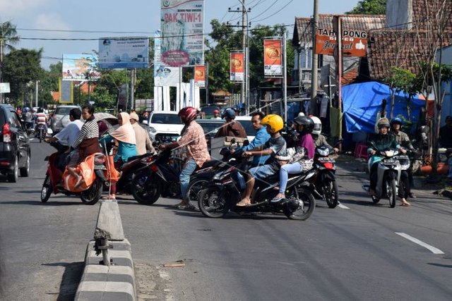 3. Naik ke Badan Jalan Tanpa Melihat Kiri Kanan.jpg