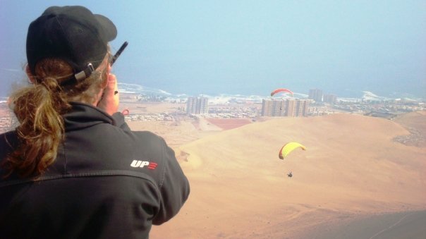 Sascha, instructor de parapente, abajo, dos de sus alumnos....jpg