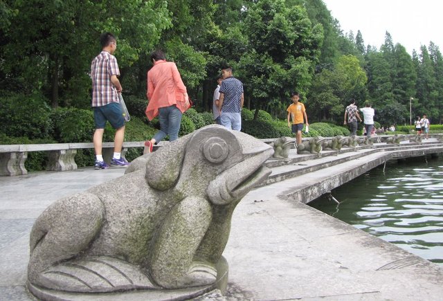 frog-statue-shan-lake-guilin.jpg