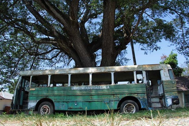 Robur-Hino-Jepang-kendaraan-umum-tempo-dulu-Universitas-Syiah-Kuala-di-Darussalam-Banda-Aceh-768x512.jpg