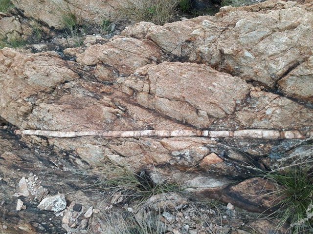 white quartzite layer.jpg