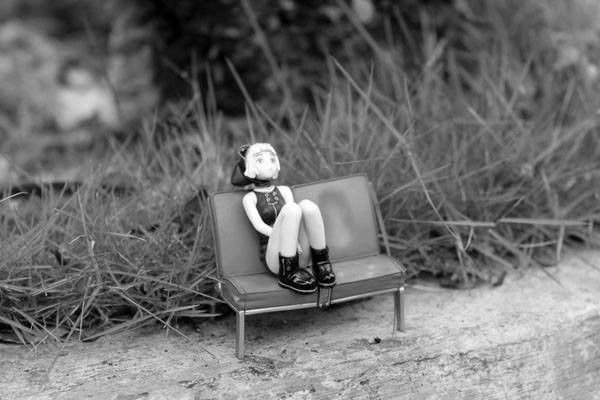 iwank-makro-boneka-girl-bench-bw.jpg