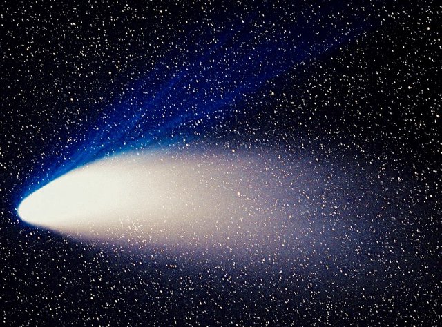 1200px-Comet_Hale-Bopp_1995O1 (1).jpg