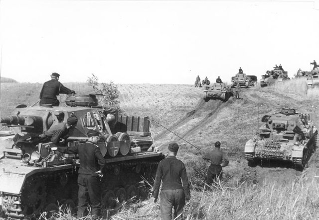 Bundesarchiv_Bild_101I-265-0040A-22A,_Russland,_Panzer_IV_und_Panzer_II.jpg