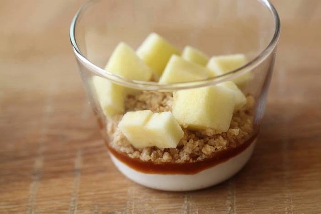 Crumble-aux-pommes-crème-fouettée-et-caramel4.jpg