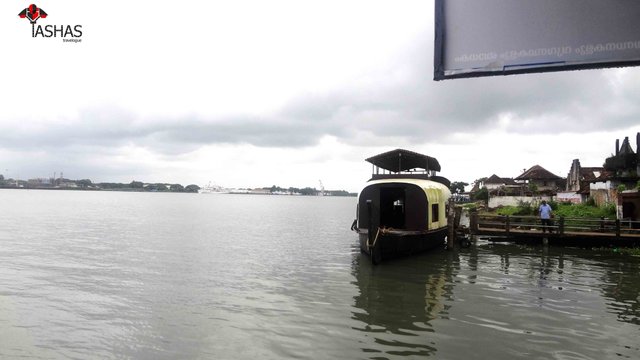 Ferry Kochi Mattancherry.jpg