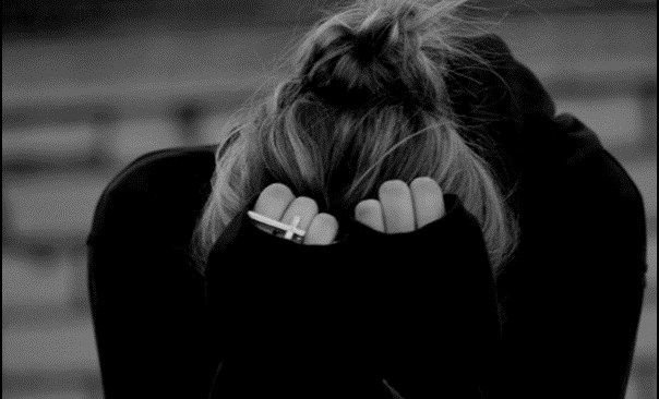 sad-crying-girl-alone-black-and-white.jpg
