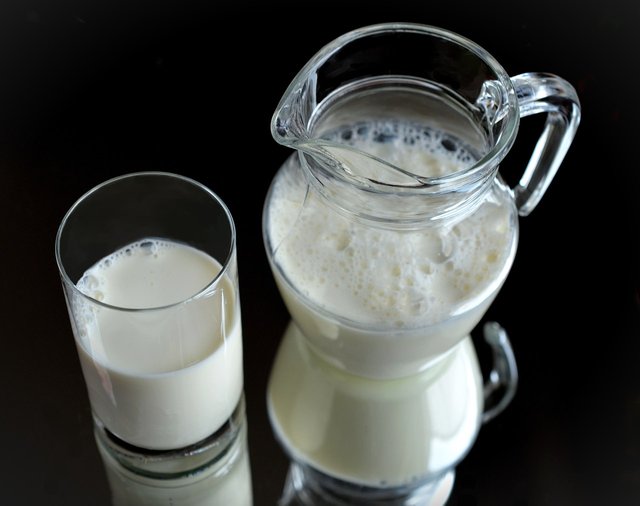 milk-glass-frisch-healthy-46520.jpeg