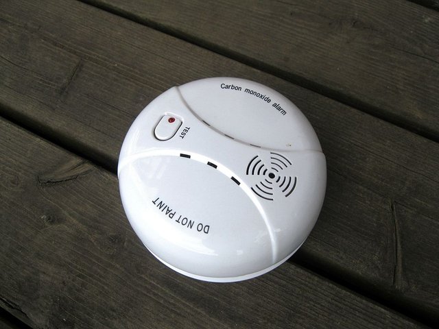 Carbon_monoxide_alarm.jpg