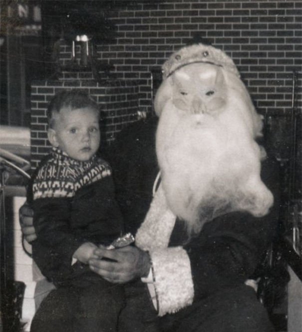 15-Creepiest-Santas-and-the-Kids-they-Terrorize-58514cc94c5ce__605.jpg