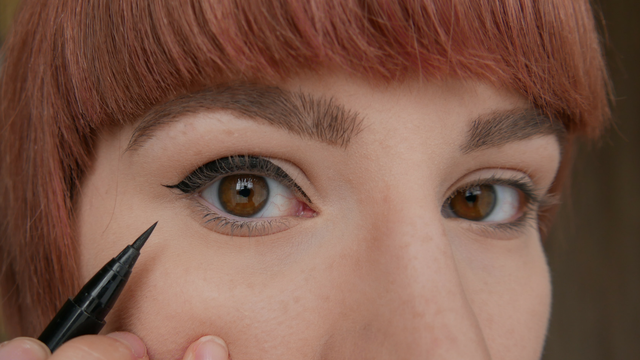 Winged eyeliner - fill in inner corner-melissavandijkmakeuptutorials.png