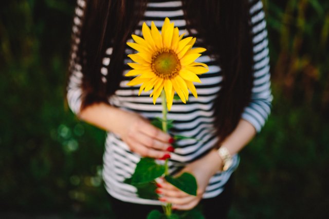 kaboompics_Young couple with sunflower.jpg