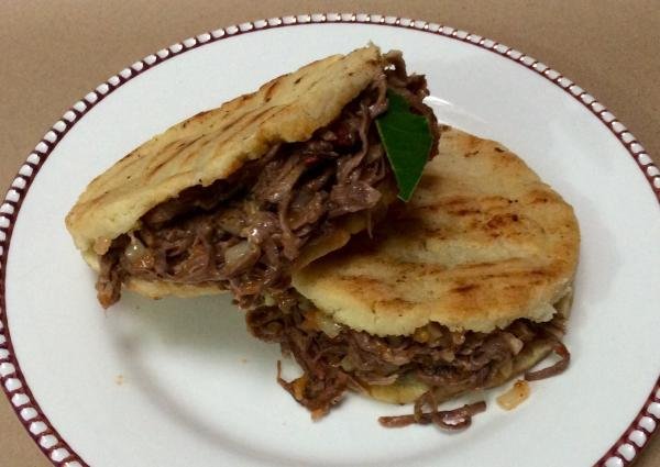 img_arepas_rellenas_de_carne_desmechada_55480_600.jpg