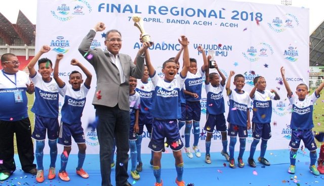 Wakil Gubernur Aceh Nova Iriansyah menyerahkan piala kepada Juara Pertama Aqua DNC Aceh 2018.jpg