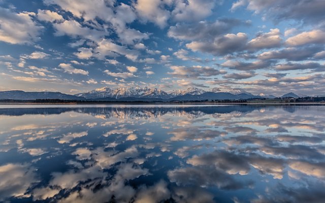 Reflection-Lake-sky-and-white-cloud-Wallpaper-Hd.jpg