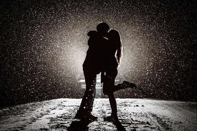 72616-love-kissing-snow-monochrome-silhouette-winter-lights-backlighting-couple.jpg