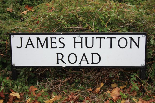 Street_sign_in_the_Kings_Buildings_complex_in_Edinburgh_to_the_memory_of_James_Hutton.jpg