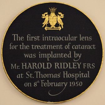 Plaque_for_Harold_Ridley's_first_intraocular_lens_at_St_Thomas'_Hospital.jpg
