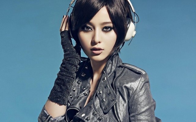 asian_girl_headphones_87453_3840x2400.jpg