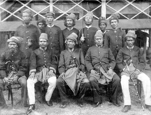 COLLECTIE_TROPENMUSEUM_Groepsportret_met_Teuku_Umar_en_gevolg_TMnr_10001809.jpg