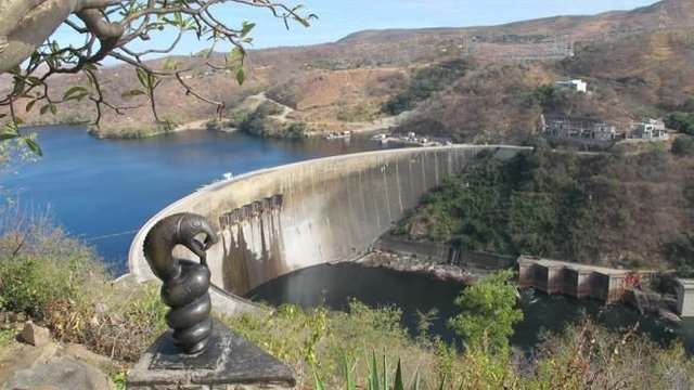 Kariba-Dam-and-Nyamiuyami-sculpture.jpg