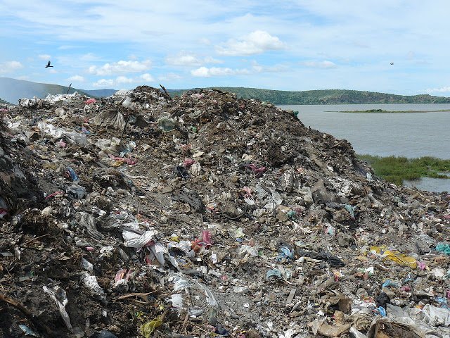 1280px-Montaña_de_basura_junto_al_lago_Managua.jpg